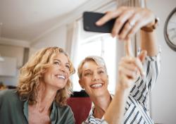 Zwei Frauen machen ein gemeinsames Selfie